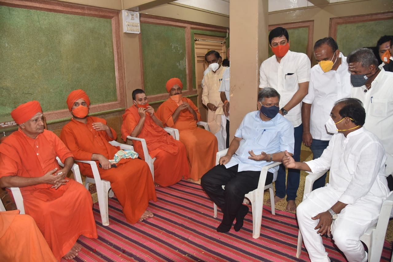 PublicNext-329336-297718-Hubballi-Dharwad-Cultural-Activity-Honorary-Doctorate-devotees-celebrate-th